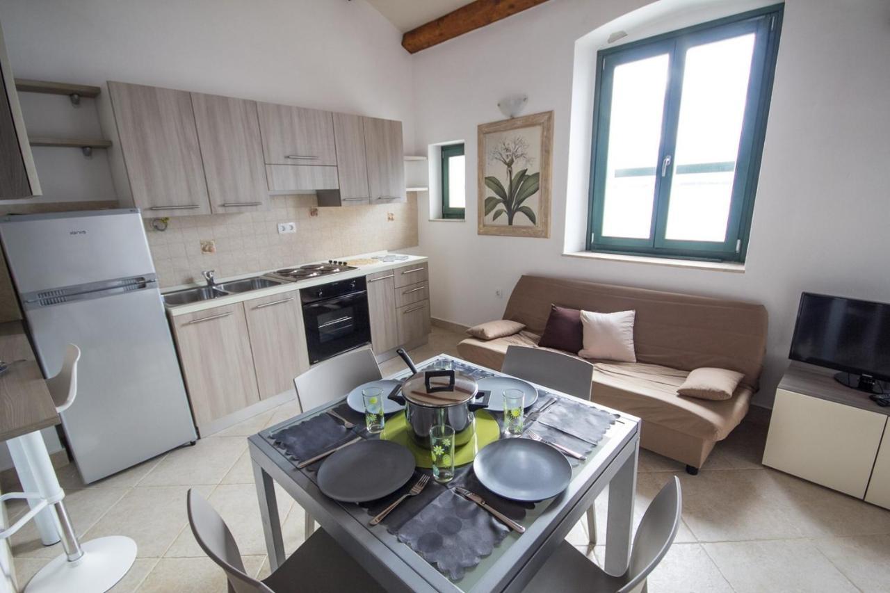 Apartments Umag Center, Seafront With Terrace In Umago Exterior foto
