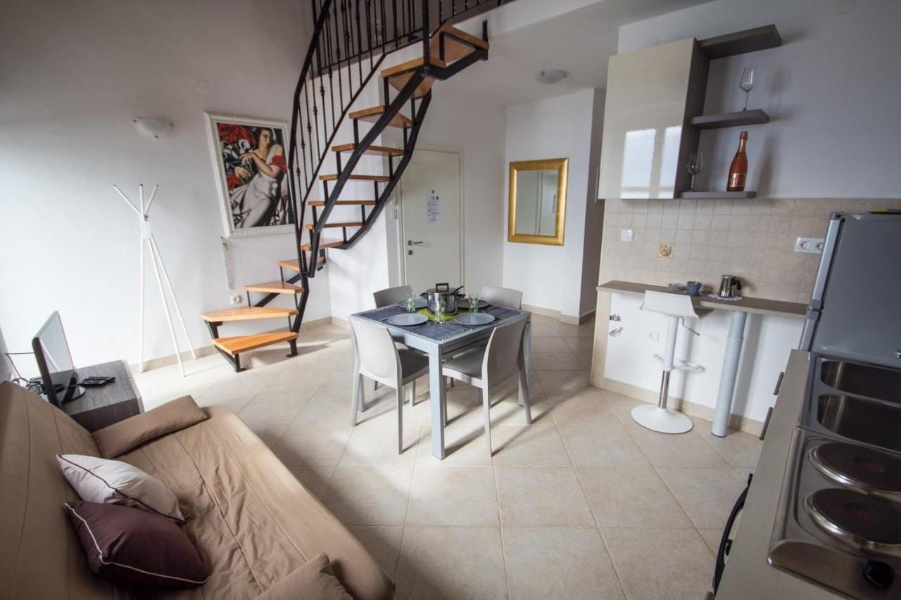 Apartments Umag Center, Seafront With Terrace In Umago Exterior foto